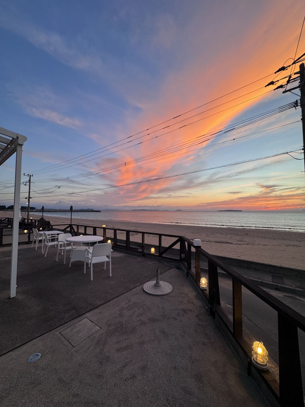 砂浜に面したバルコニーと夕焼け